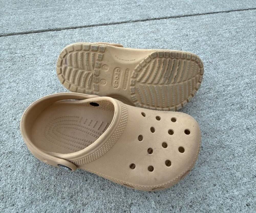 Crocs Classic Clog Tan Size J2 - Picture 3 of 4